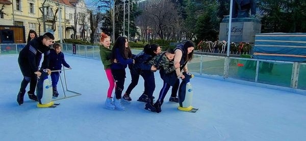 Безплатна ледена пързалка за ученици