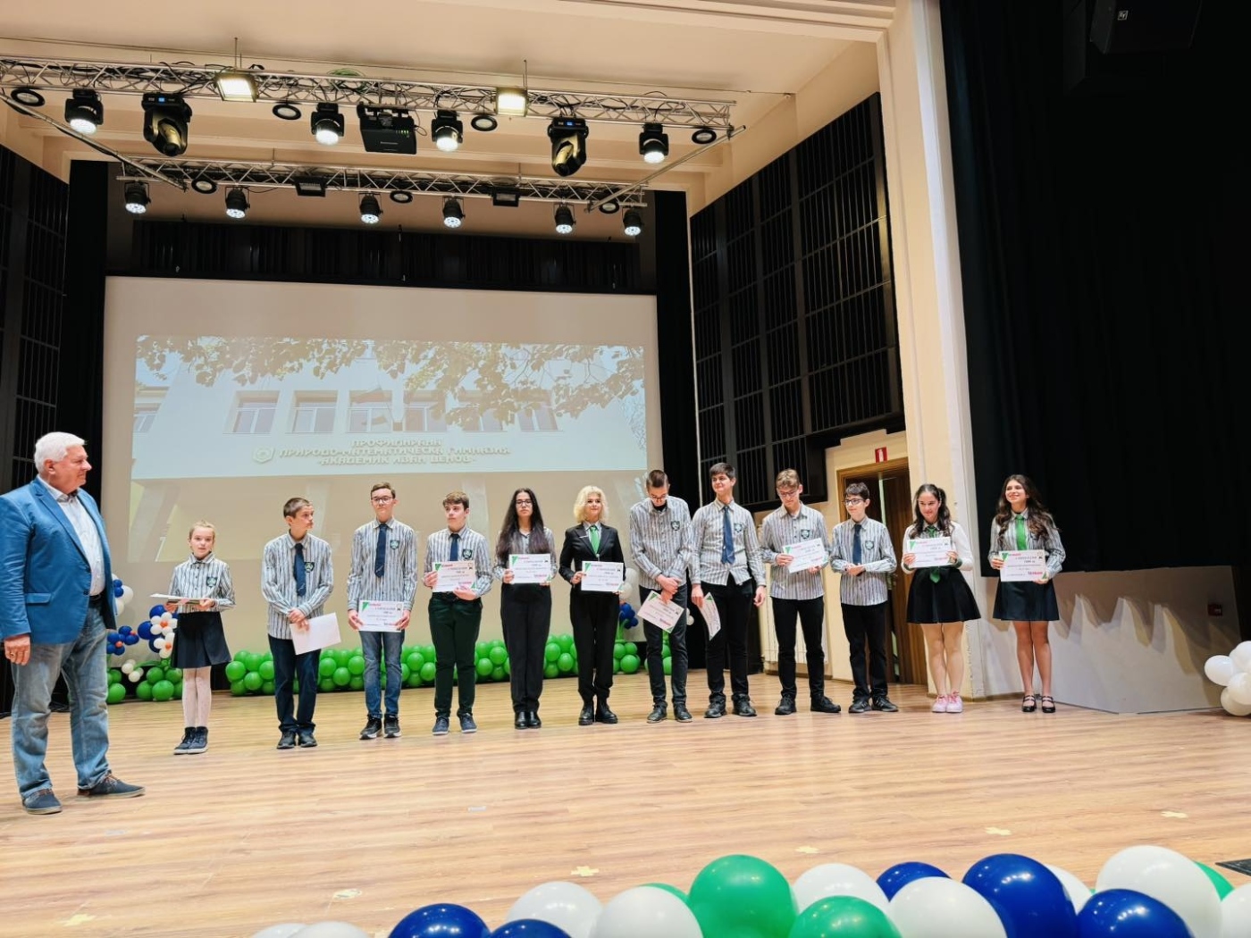 Математическата гимназия във Враца отбелязва патронния си празник
