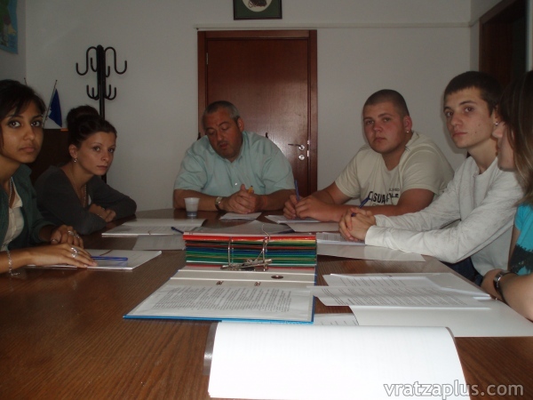 Ученици стажуват в областната управа
