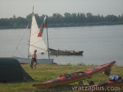 Над 140 гребци спаха на плажа в Козлодуй