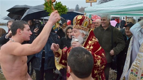 17-годишен извади кръста от Дунав във Видин