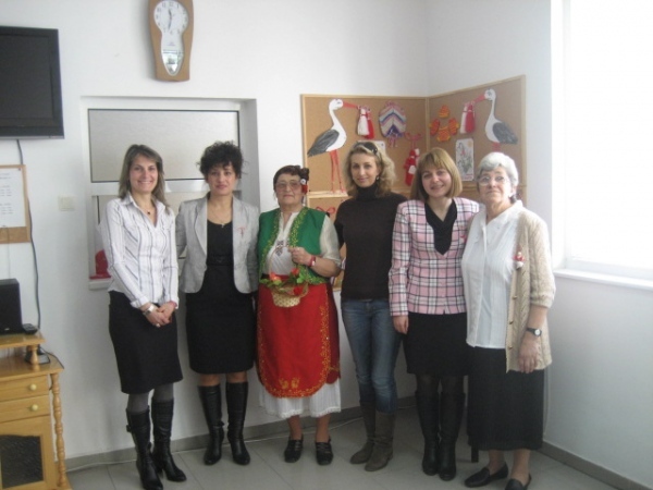Клуб „Вратица” зарадва възрастни хора