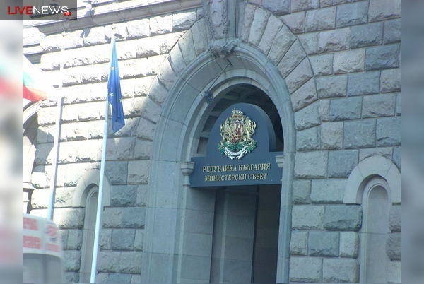 Двама министри подадоха оставки