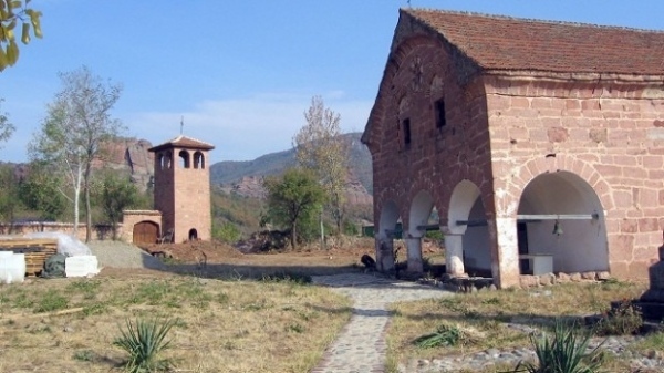 Патриархът дарил три икони на село Боровица