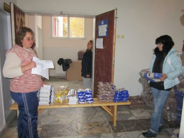Раздават помощи в Бърдарски геран
