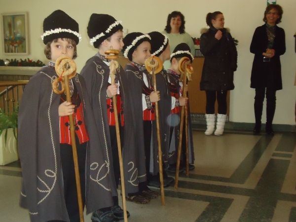 Коледари благословиха община Враца
