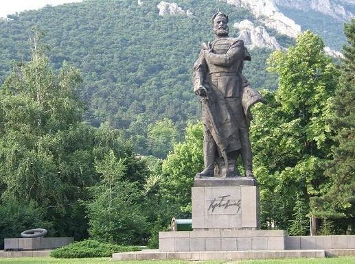 Измиват паметника на Христо Ботев