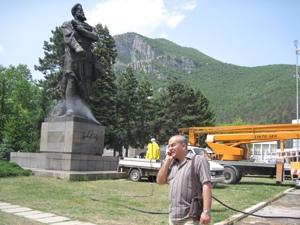 Почистиха паметника на Ботев