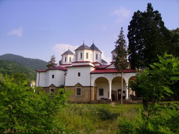 Строят зимна черква в Лопушанския манастир
