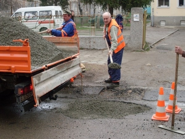 Строители възстановяват улици и тротоари