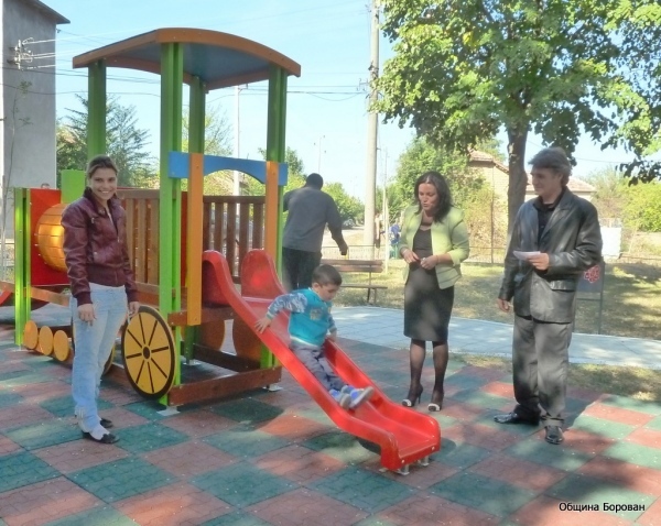 Откриха детска площадка в Добролево