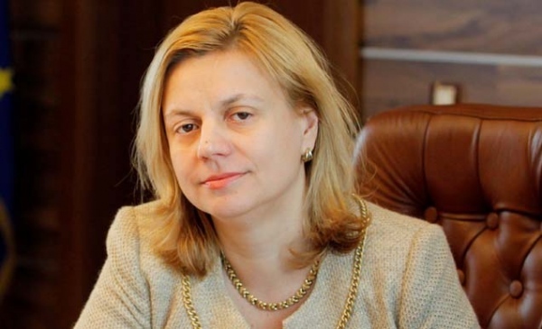 Министър Терзиева реже лента във Враца