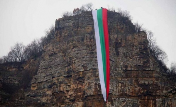В Бов опънаха 80 м. знаме в чест на 3 март 