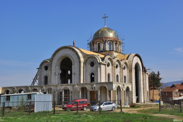 Позлатен кръст на новия храм в Монтана 