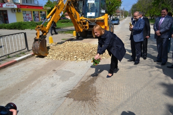 Министър Терзиева стартира ремонт на път