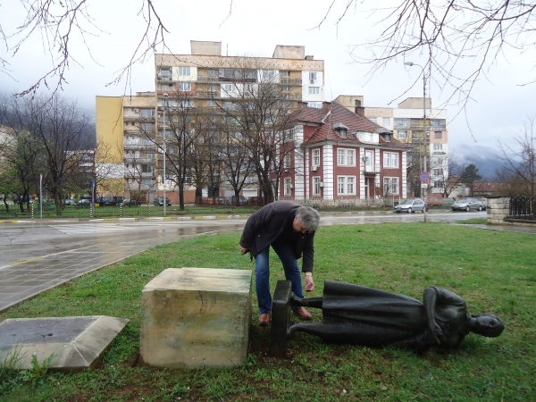 Вандали подготвиха кражба на паметник