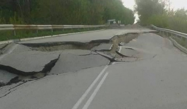 Пукнатини до метър на пътя за Кула