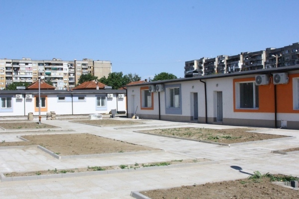    Ремонтират улици, електрически стълбове пречат