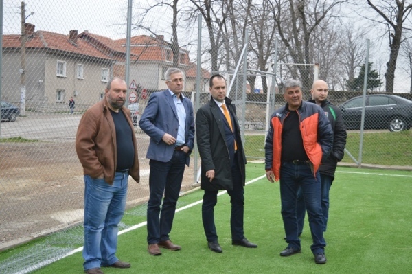 Кмет и зам.-министър инспектираха спортна площадка 