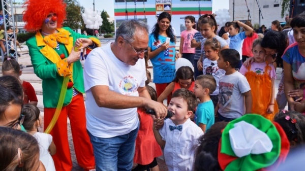 Бате Енчо направи шоу за децата в Мездра