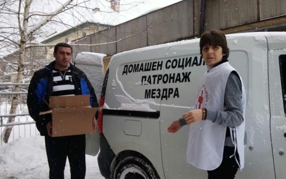В Мездра разнасят храни по домовете