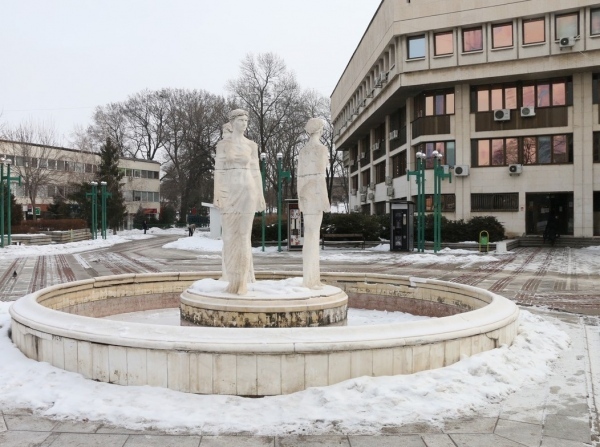 Автомобил потроши фонтан
