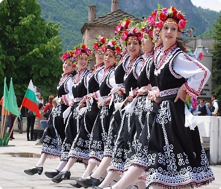 Пъстро българско хоро за Великден 