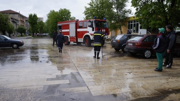 Чистят Мездра след проливния дъжд