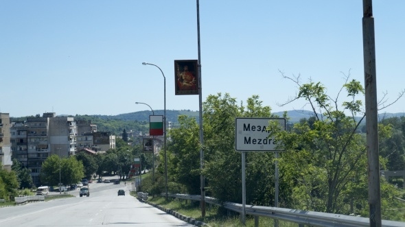 Ликове на възрожденци красят входа на Мездра