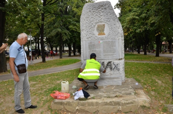 Оскверниха паметник в центъра на Видин   
