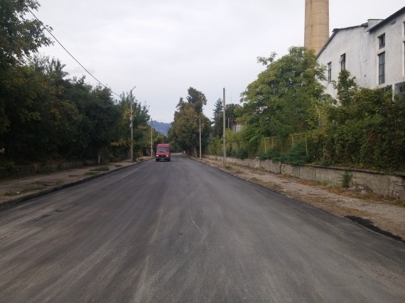 Асфалтират улици в Мездра