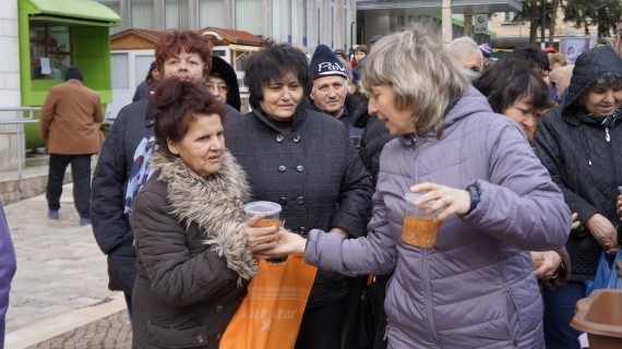 С рибена курбан-чорба честваха Никулден в Мездра