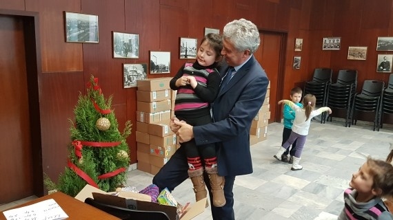 Раздават коледни подаръци на 260 деца 