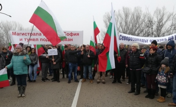 Протестиращи спряха движението по Е-79 край Видин