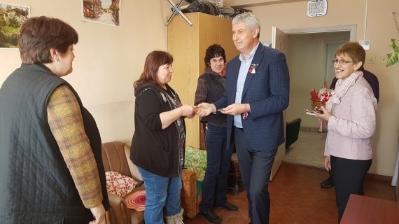 Кмет подари мартеници на служители и граждани
