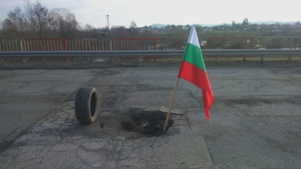 Спешно кърпят дупки по врачанските пътища