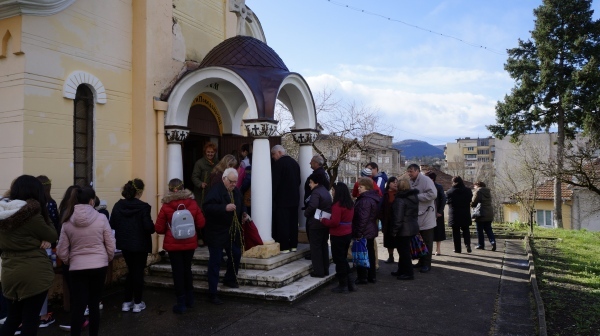 Стотици миряни в Мездра честваха Цветница