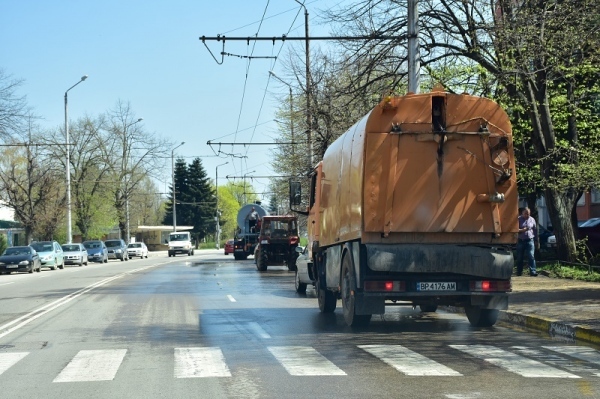 Започна лятното измиване на улиците във Враца