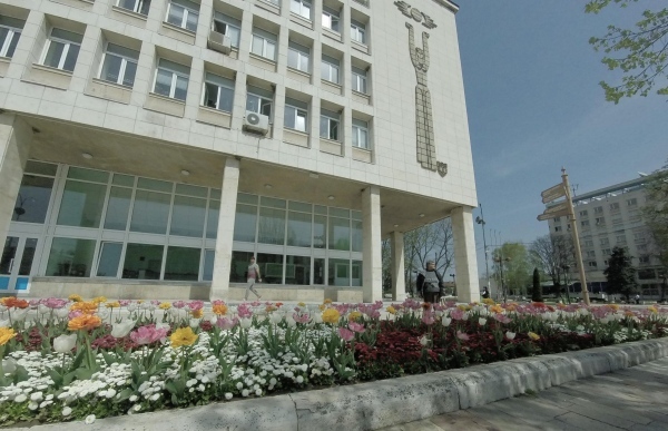 Започна пролетното миене на улиците в Мездра