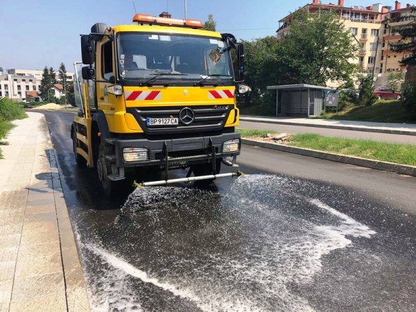 Оросяват с вода улици във Враца