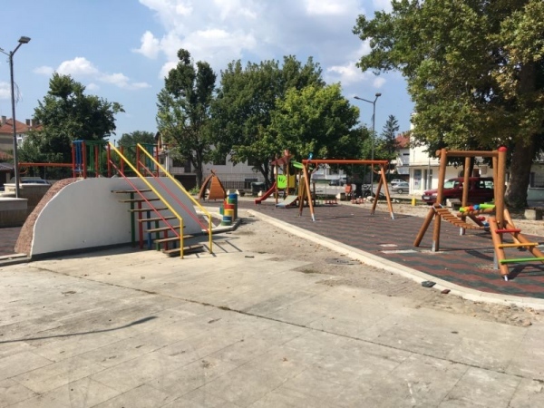 Откриват обновена детска площадка
