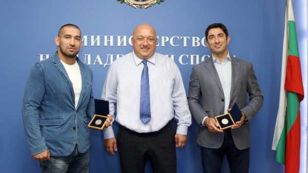 Врачанин получи почетен медал от министър