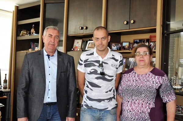 Кмет помогна за лечение на младеж