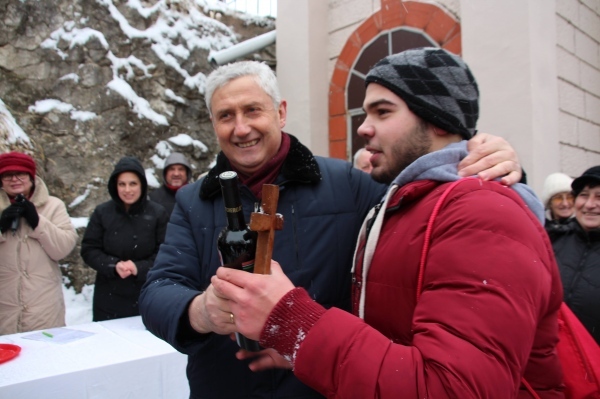 Mладок “спаси” кръста в Мездра 