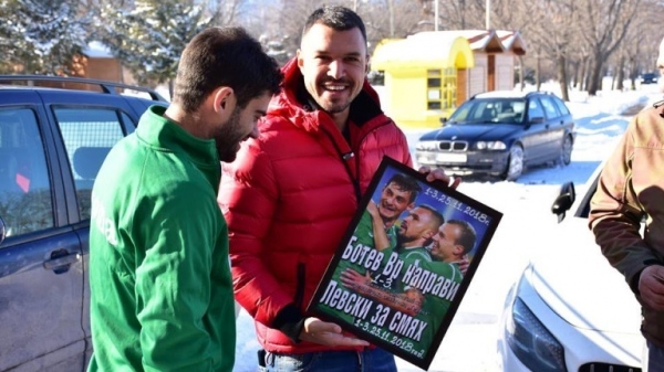Фенове подариха фотоколаж на Валери Божинов 