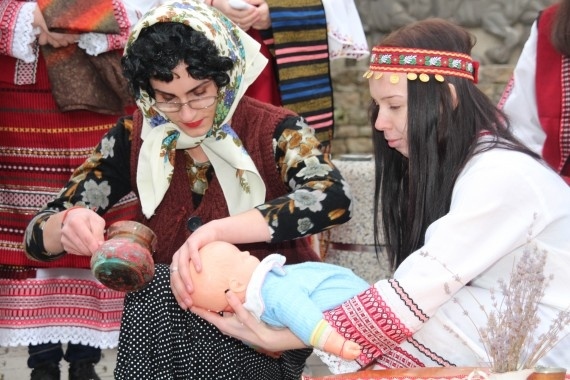 Хумористичен прочит на традицията за Бабинден 
