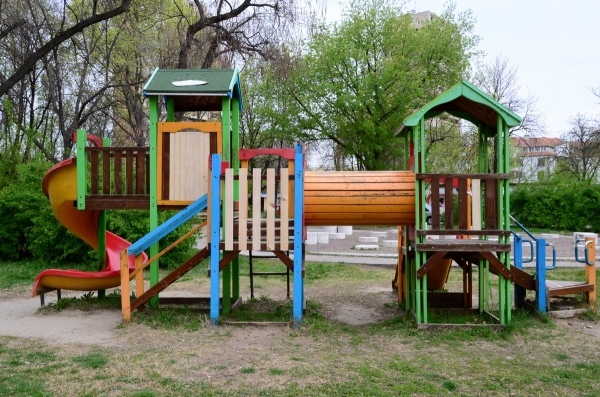 Общината ремонтира детска площадкa