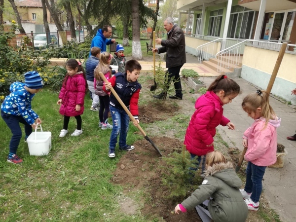 Възпитаници на детски градини засадиха борчета 