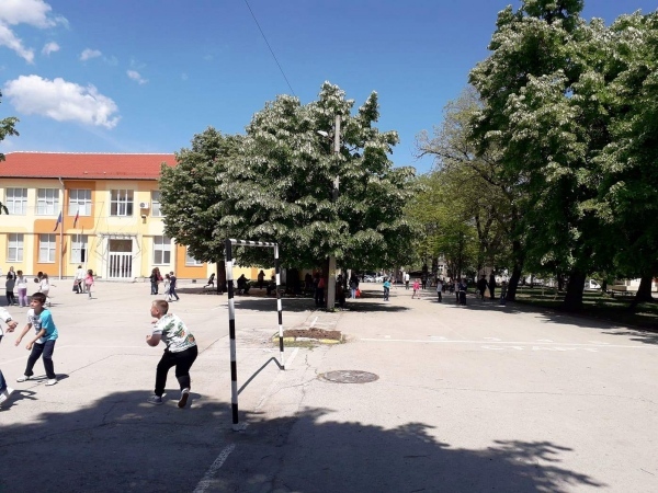 Облагородяват района на НУ „Св. Софроний Врачански“