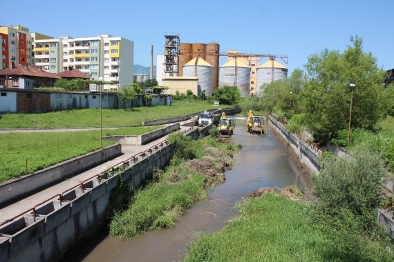 Почистиха Моравешка река